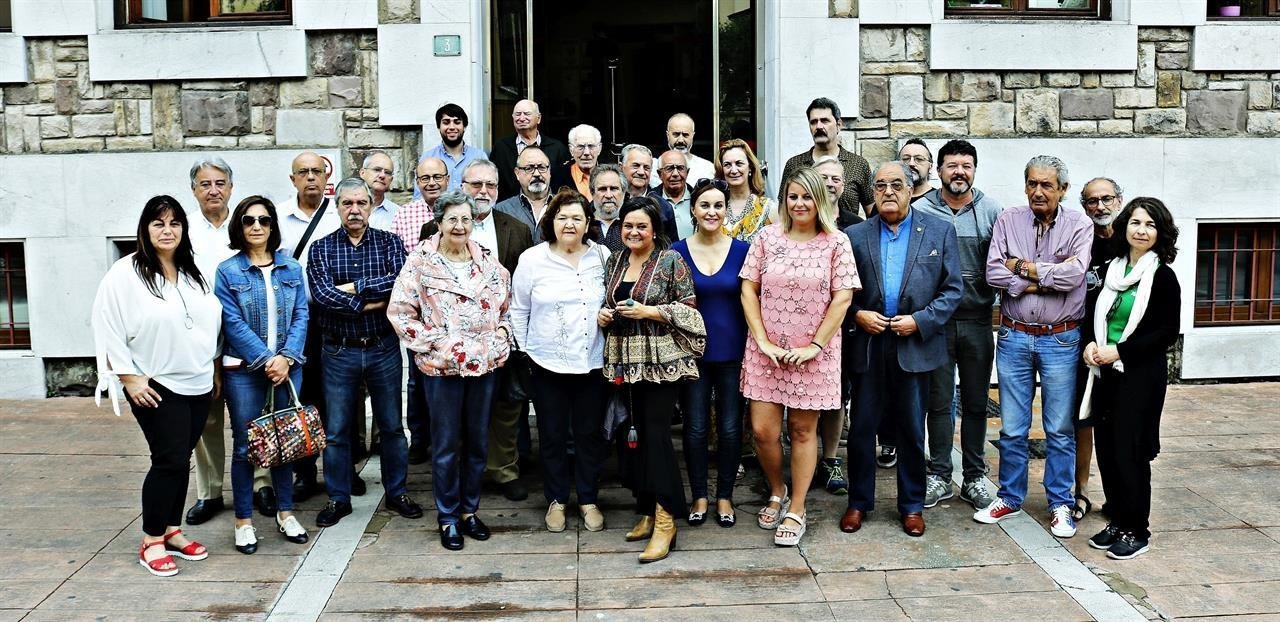 La nueva concejal de Cultura de Torrelavega, Esther Vélez, y su predecesora en el cargo, Cristina García Viñas, reciben a las asociaciones culturales del municipio