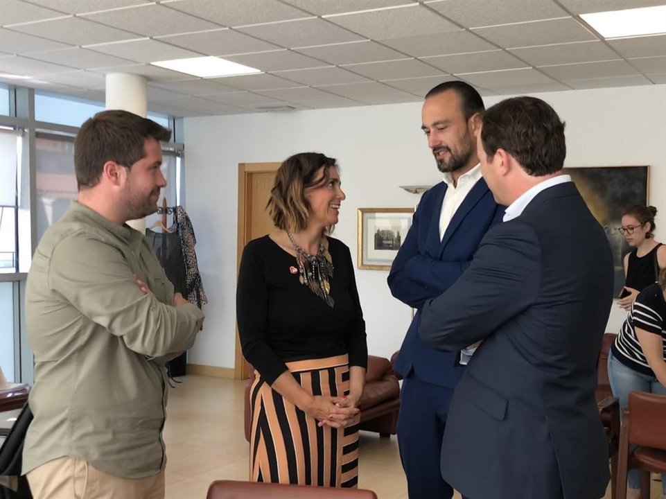 Reunión entre la consejera de Presidencia, Paula Fernández, y el alcalde de Torrelavega, Javier López Estrada
