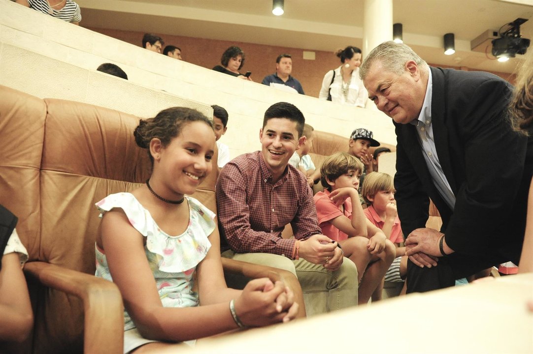 El presidente del Parlamento, Joaquín Gómez, recibe a 81 niños sarahuis en el Parlamento