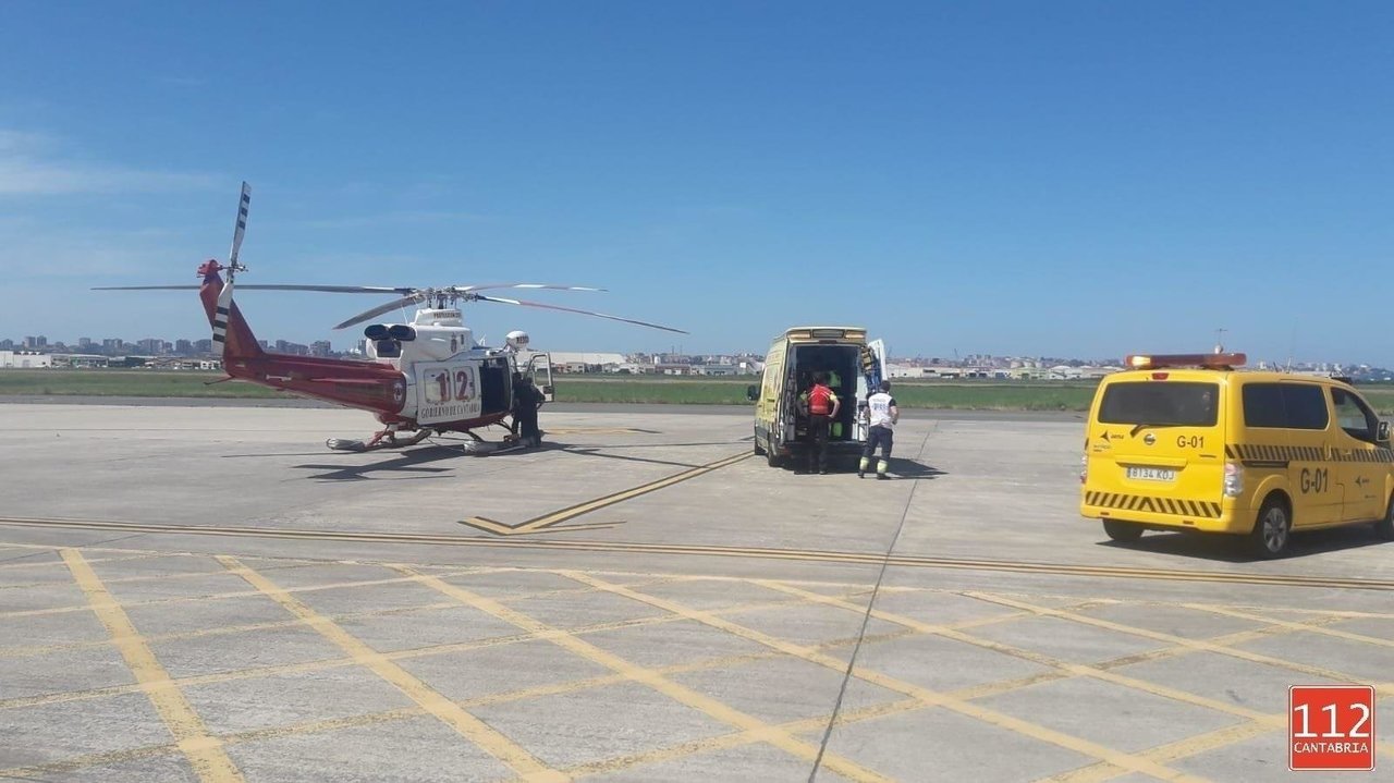 Trasladado en helicóptero de Cantabria a Burgos un hombre que se ha cortado con una sierra eléctrica dos dedos de la mano