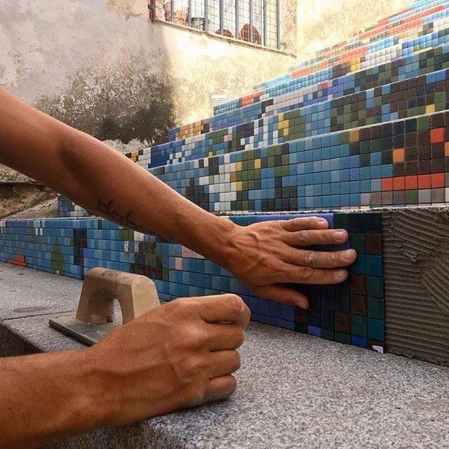 Creación del mosaico en la escalera de la calle San Antón enmarcado en 'Desvelarte'