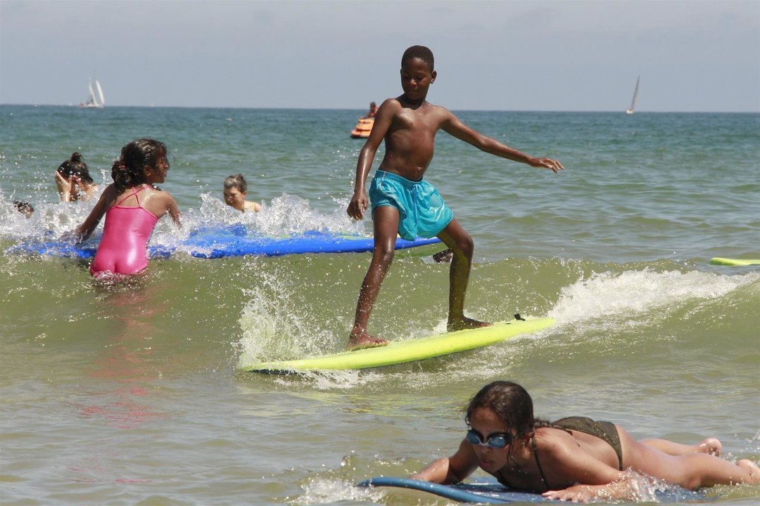 Niños saharauis practican surf en Laredo