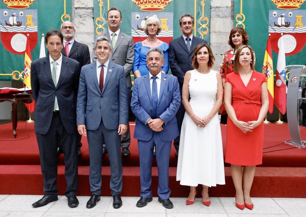 Consejo de Gobierno encabezado por el presidente de Cantabria, Miguel Ángel Revilla, en el día de la toma de posesión de todos los consejeros