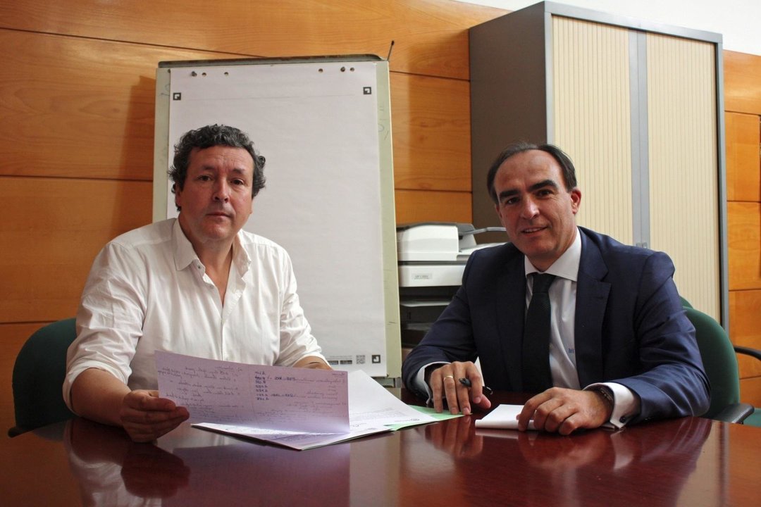 El diputado autonómico Iñigo Fernández (izda) y el senador por Cantabria Javier Puente