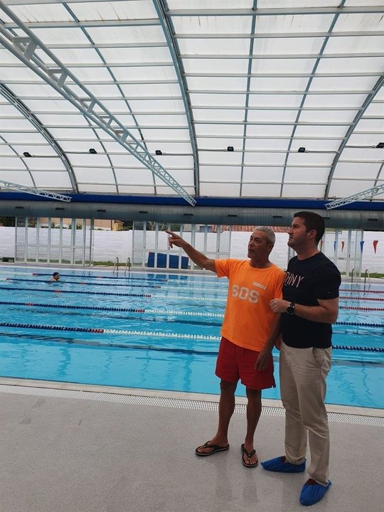 El concejal de Deportes del Ayuntamiento de Piélagos, Luis Sañudo, visita la piscina de Renedo