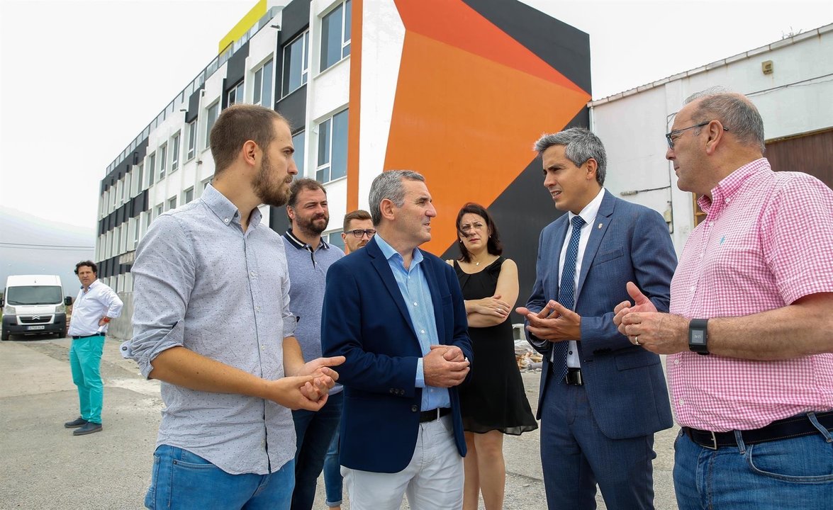 El vicepresidente de Cantabria, Pablo Zuloaga, visitas las obras de rehabilitación del edificio de Rada en Bezana