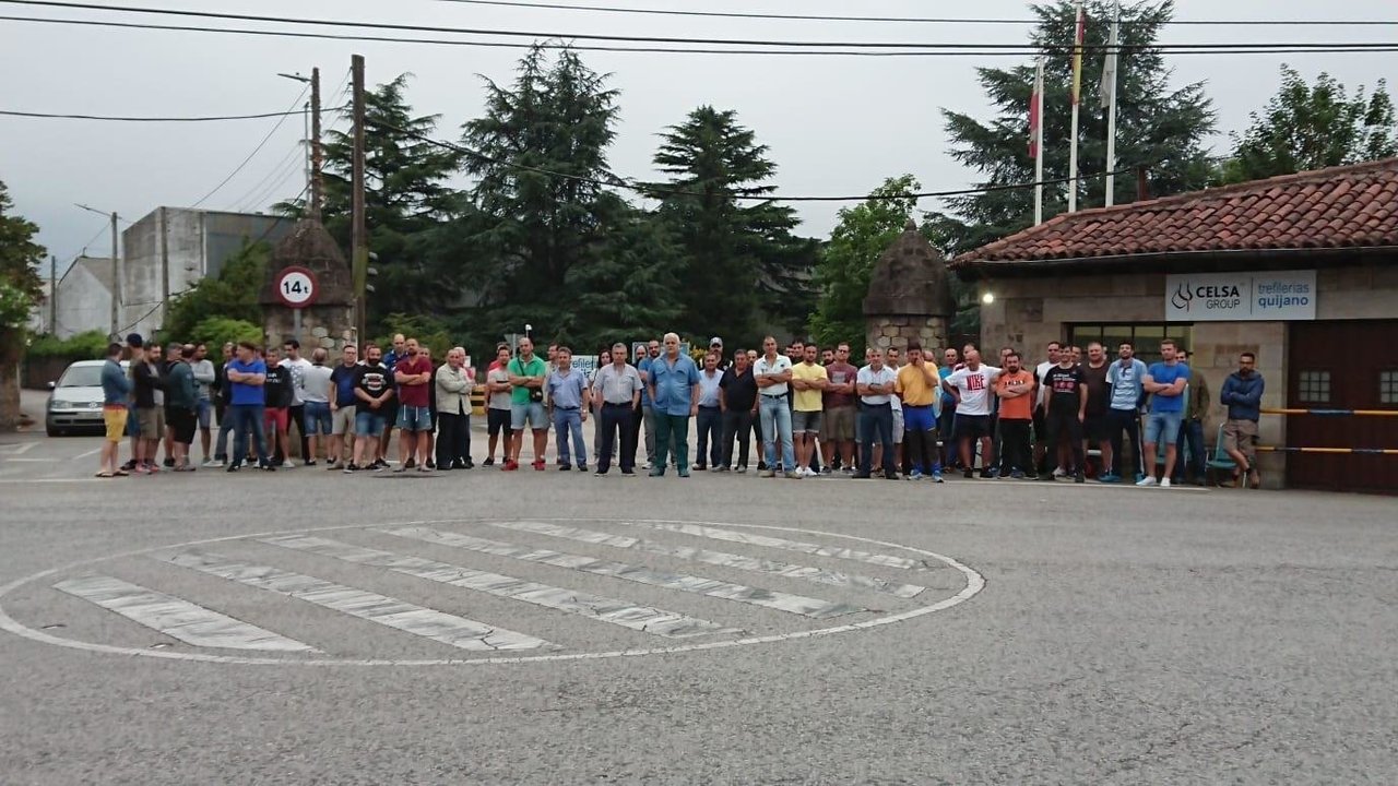 Concentración de trabajadores en huelga en la entrada de la fábrica de Global Special Steel