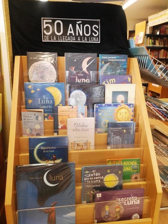 Libros infantiles sobre la Luna en la bilblioteca municipal de Camargo