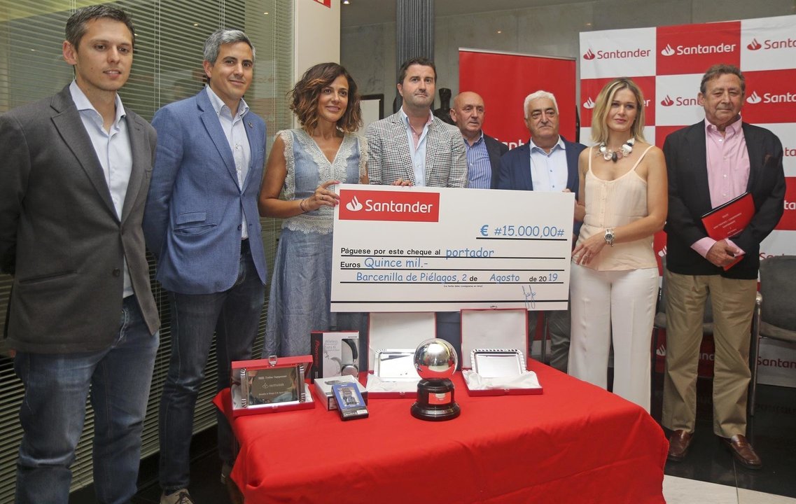 Autoridades, organizadores y promotores del XXIII Trofeo de bolos del Banco Santander (Trofeo Campeones Santander)