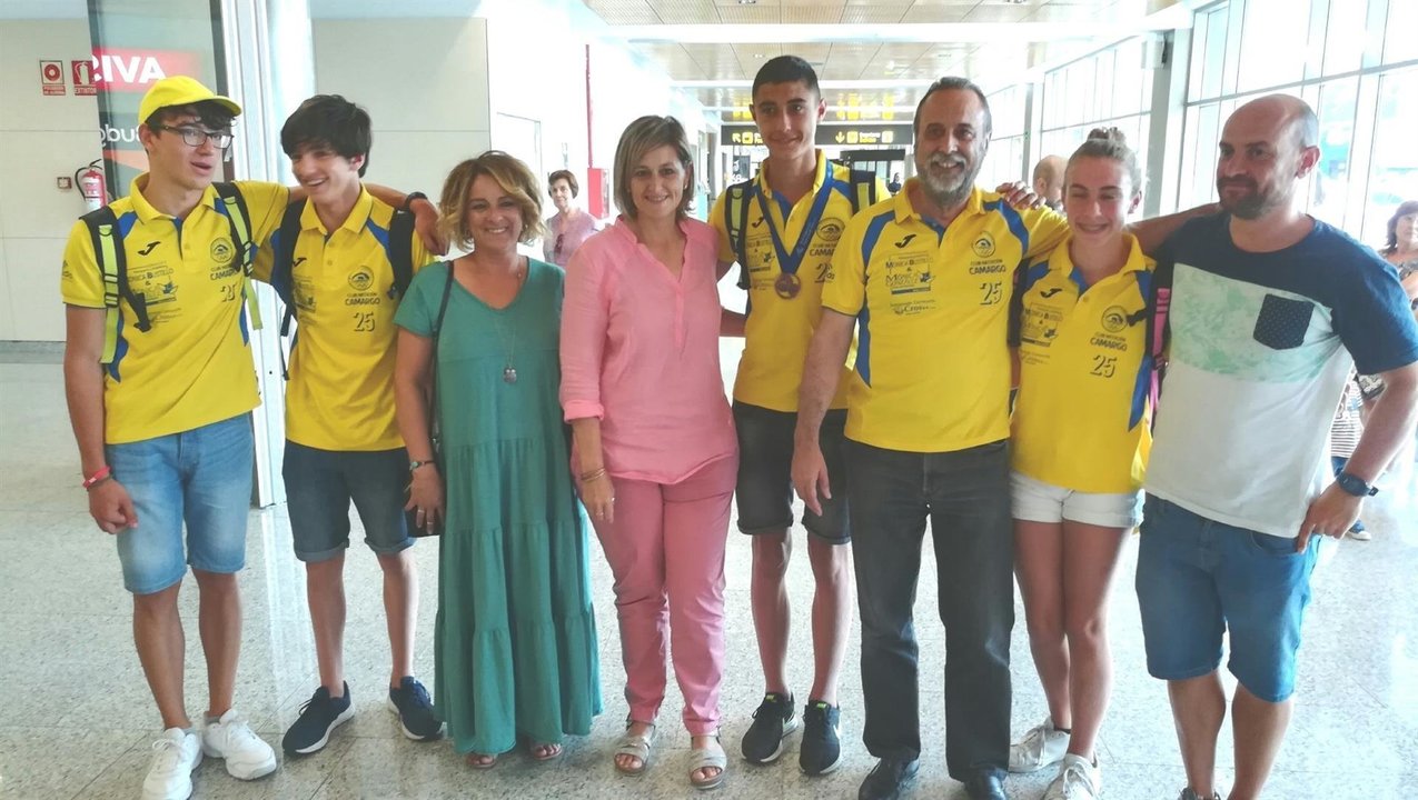 La alcaldesa de Camargo, Esther Bolado, felicita a Joaquín Pardo, medalla de bronce en el Campeonato de España Infantil de Natación