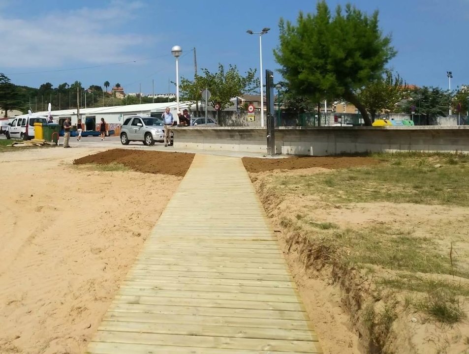 Nueva pasarela de acceso a la playa de La Riberuca, en Suances