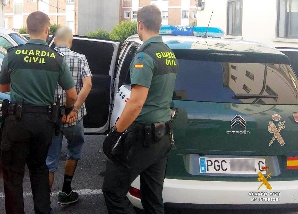 Detenido un joven de Gijón en Castro por venta de droga al menudeo