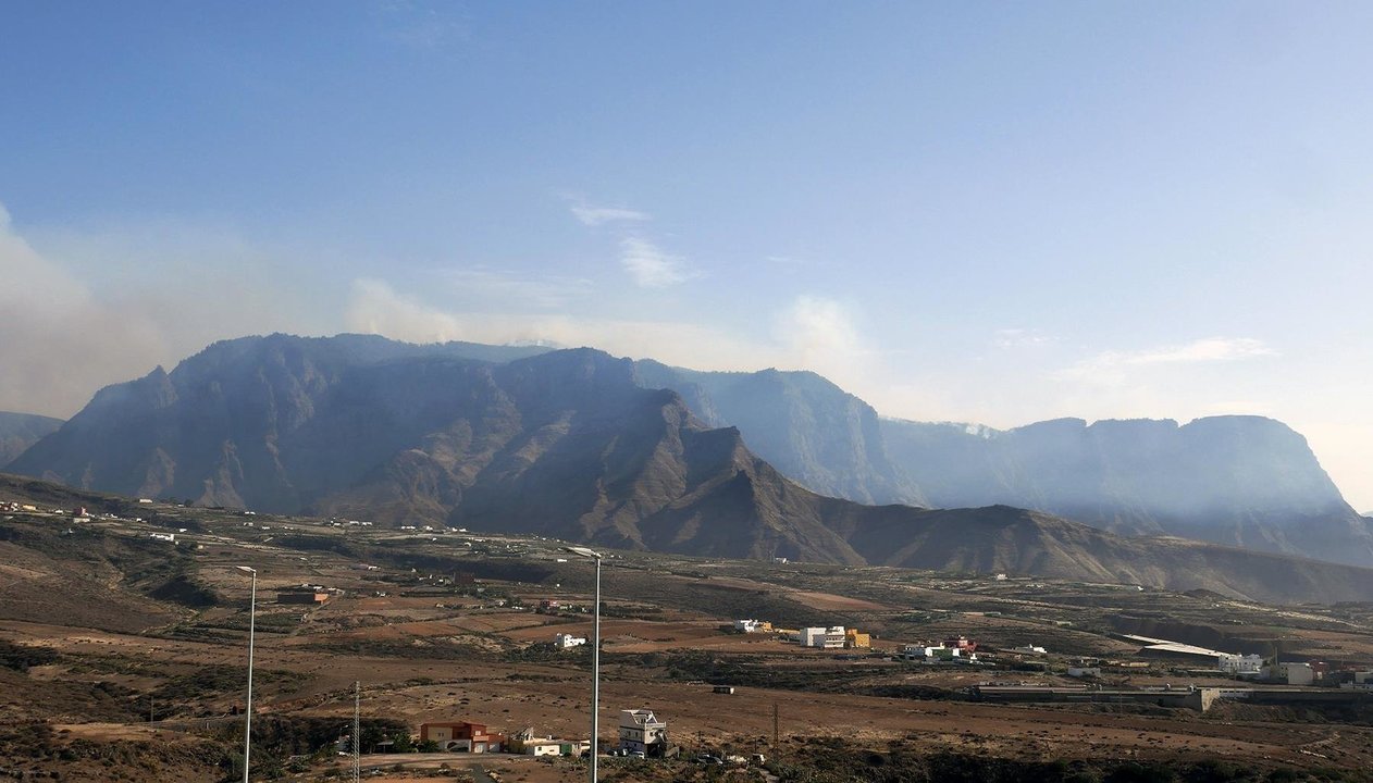 Parte de la zona afectada por el incendio de la isla de Gran Canaria, de la que continúa saliendo humo.