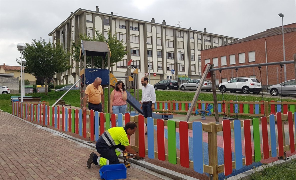 El Ayuntamiento de Torrelavega pone un vallado en el parque infantil junto al colegio de Tanos para mejorar su seguridad