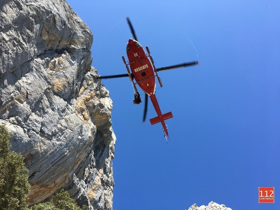 Rescate del helicóptero del Gobierno de Cantabria a un escalador vasco en Cillorigo de Liébana
