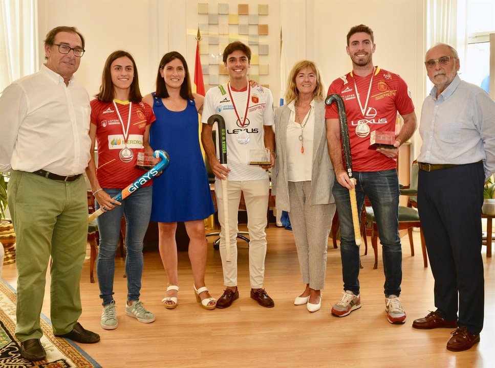 La alcaldesa recibe a jugadores de la selección española de hockey hierba