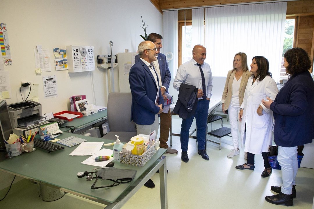 El consejero de Sanidad, Miguel Rodríguez, visita las instalaciones del consultorio médico de Cartes