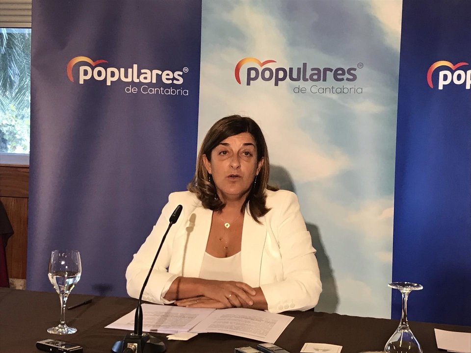 La presidenta del PP de Cantabria, María José Sáenz de Buruaga, en un desayuno informativo
