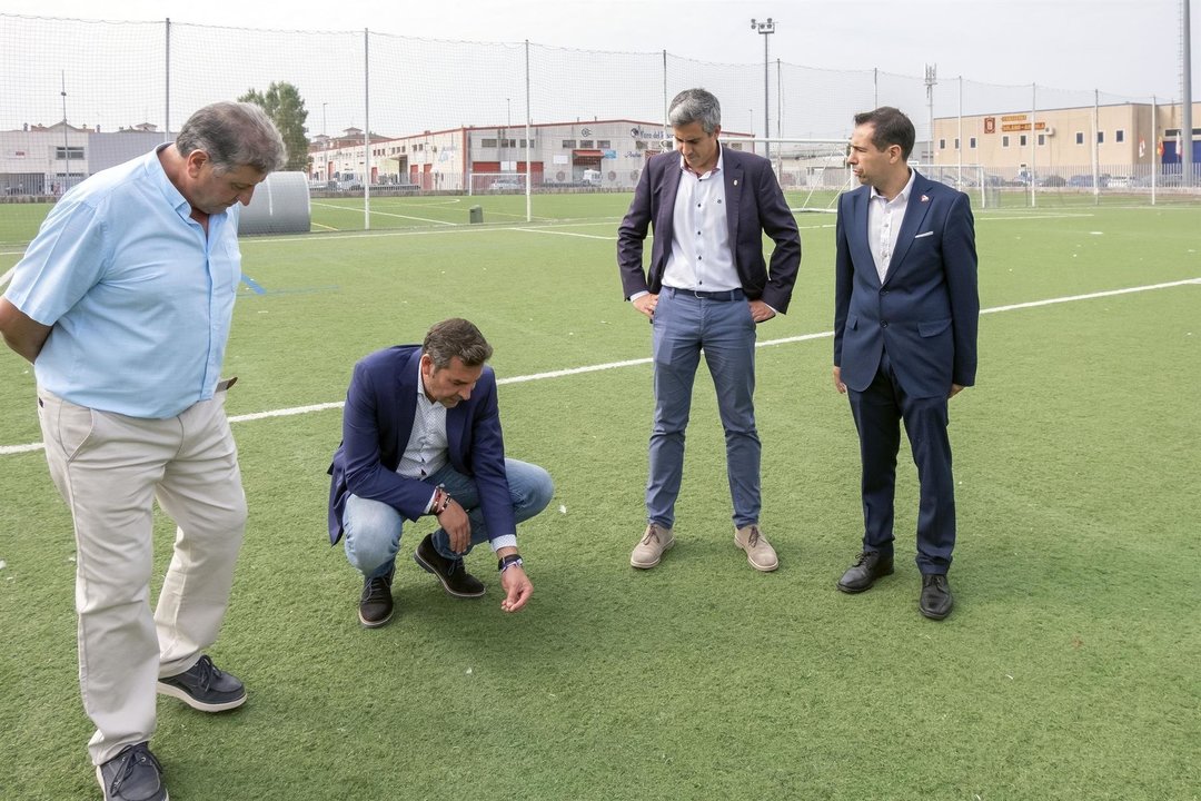 El vicepresidente, Pablo Zuloaga, durante su visita al campo de fútbol de Santoña