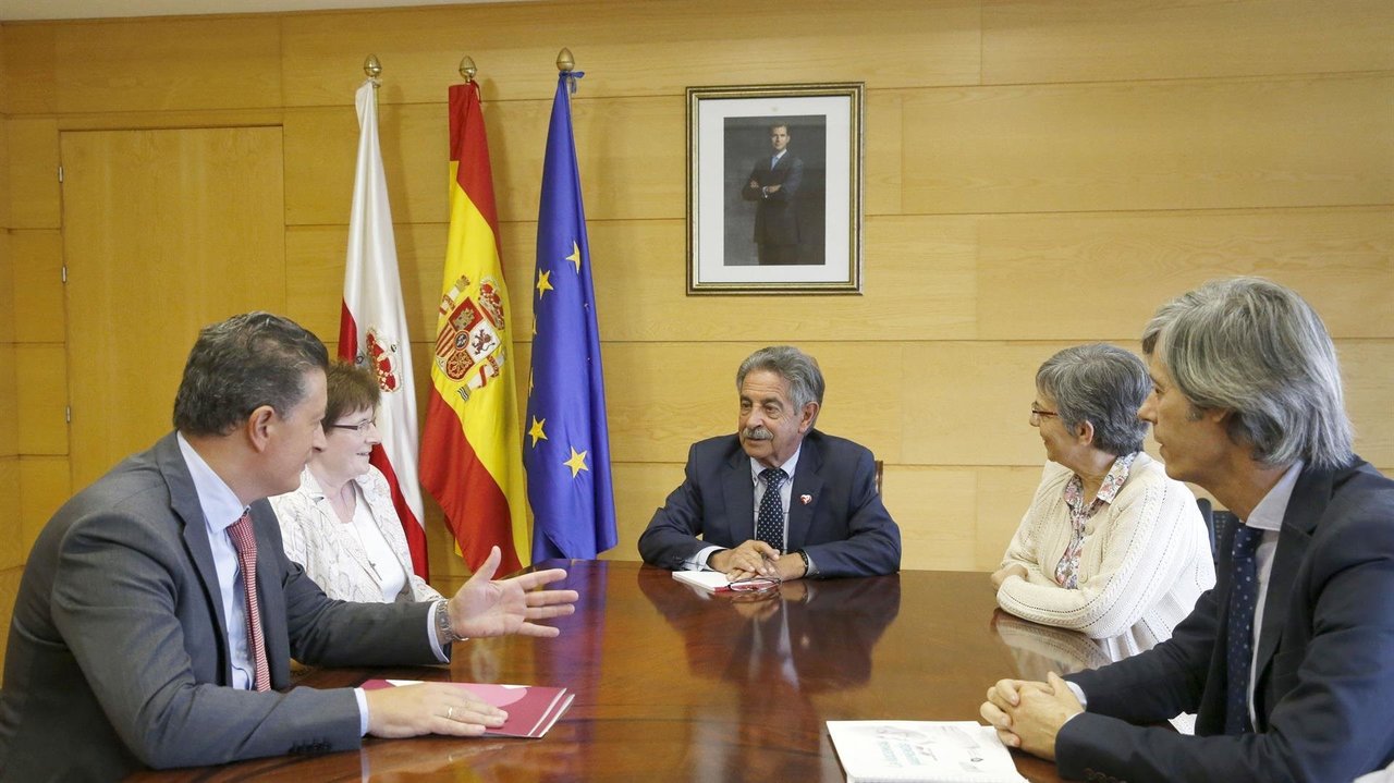 El presidente de Cantabria, Miguel Ángel Revilla, se reúne con el gerente provincial en España de las Hermanas Hospitalarias, Alberto Martínez