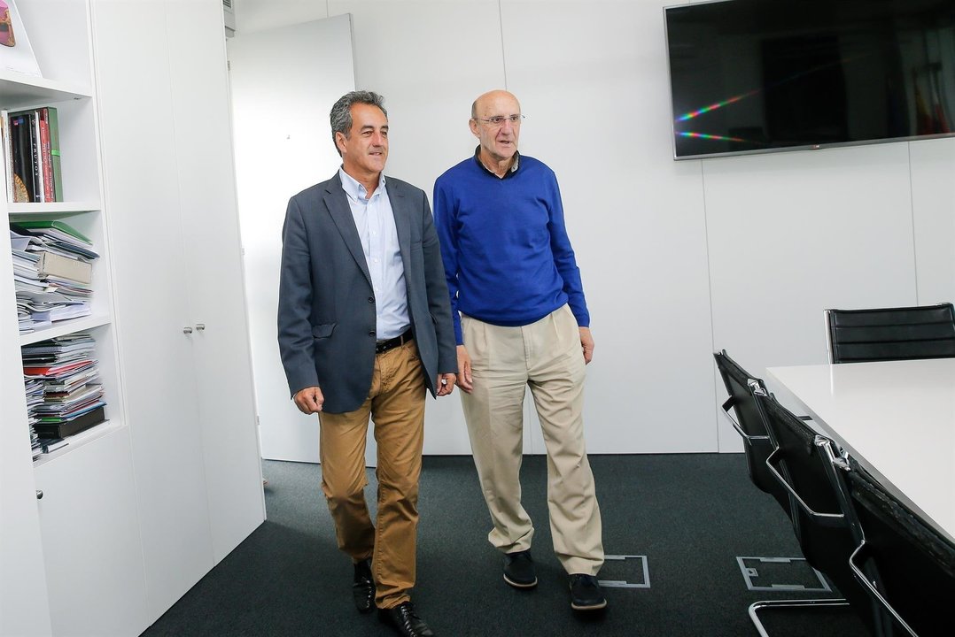 El consejero de Innovación, Industria, Transporte y Comercio, Francisco Martín, se reúne con el alcalde de San Felices de Buelna, José Antonio González Linares