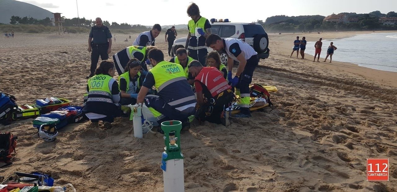 Efectivos de emergencias atienden a la mujer fallecida en la playa de Joyel