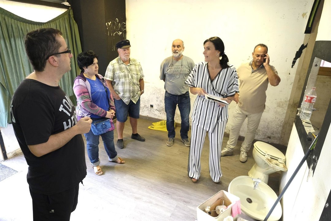 La alcaldesa, Gema Igual, visita el local  junto a los representantes de la asociación de vecinos Santo Toribio-Vista Alegre