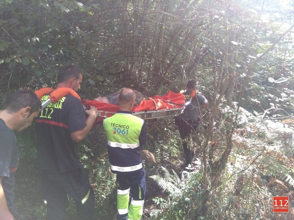 Bomberos del 112 rescatan a un senderista herido en Arenas de Iguña