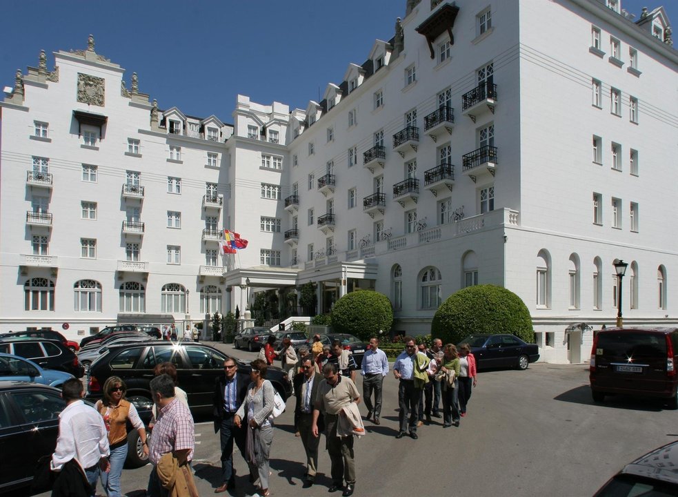 Turistas a las afueras del Hotel Real de Cantabria. 