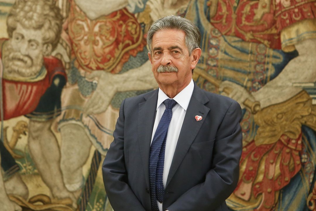 El presidente de Cantabria, Miguel Ángel Revilla, espera en el Palacio de la Zarzuela a ser recibido por el Rey