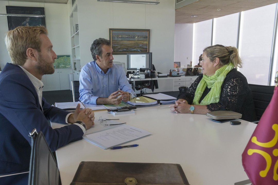 El consejero de Industria, Innovación, Transporte y Comercio, Francisco Martín, acompañado del director general de Transportes, Felipe Piña, se reúne con la alcaldesa de Los Tojos, Belén Ceballos