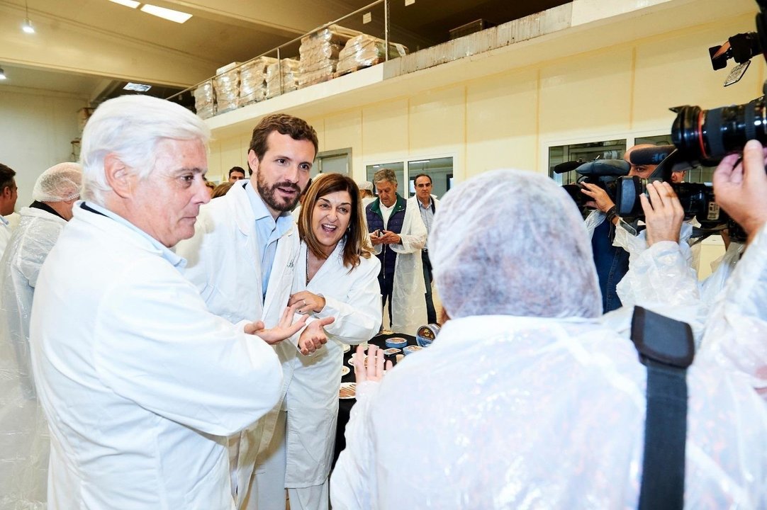 El presidente del PP, Pablo Casado, en fábrica de conservas Santoña