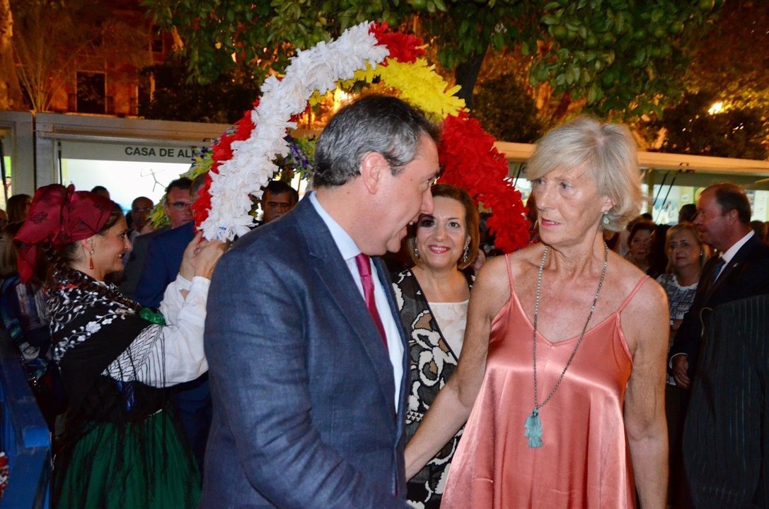 Marina Lombó con el alcalde de Sevilla