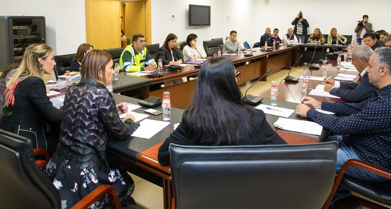 La consejera de Presidencia de Cantabria, Paula Fernández, y otros representantes de instituciones públicas de la comunidad sobre la Ley de Espectáculos