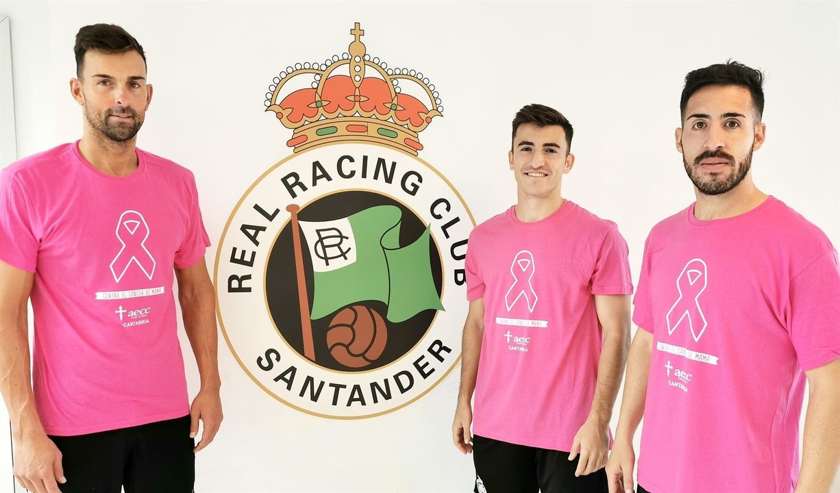 Jugadores del Racing con la camiseta de la AECC por el Día contra el Cáncer de Mama