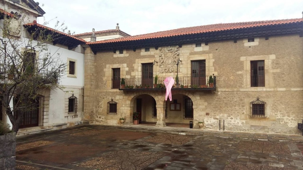Lazo rosa en el balcón del Ayuntamiento de Camargo que suma a la conmemoración del Día Internacional contra el Cáncer de Mama