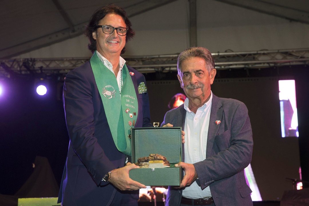 Revilla entrega el Premio Nécora 2019 al bailarín Javier Castillo 'Poty'