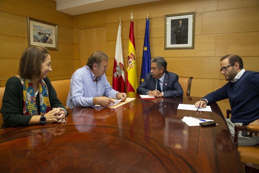 El presidente de Cantabria, Miguel Ángel Revilla, recibe al alcalde de Valdáliga, Lorenzo González.