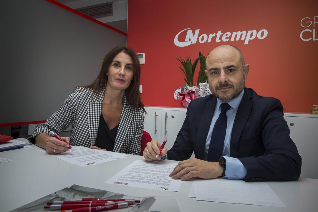 Maider Blanco, directora de la Fundación Nortempo, y Óscar Díaz, presidente de Aedipe Cantabria, durante la firma del convenio de colaboración