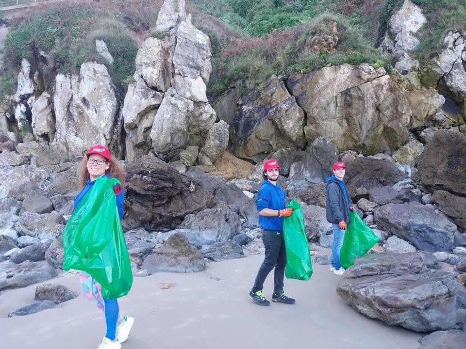 Voluntarios recogen residuos en la playa de Amió