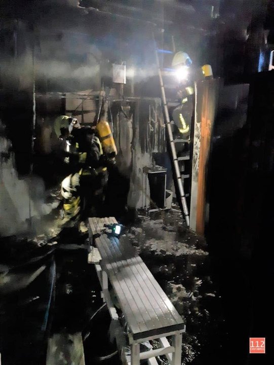 Bomberos extinguen un fuego en los vestuarios de la piscifactoría de Pesués (Val de San Vicente)