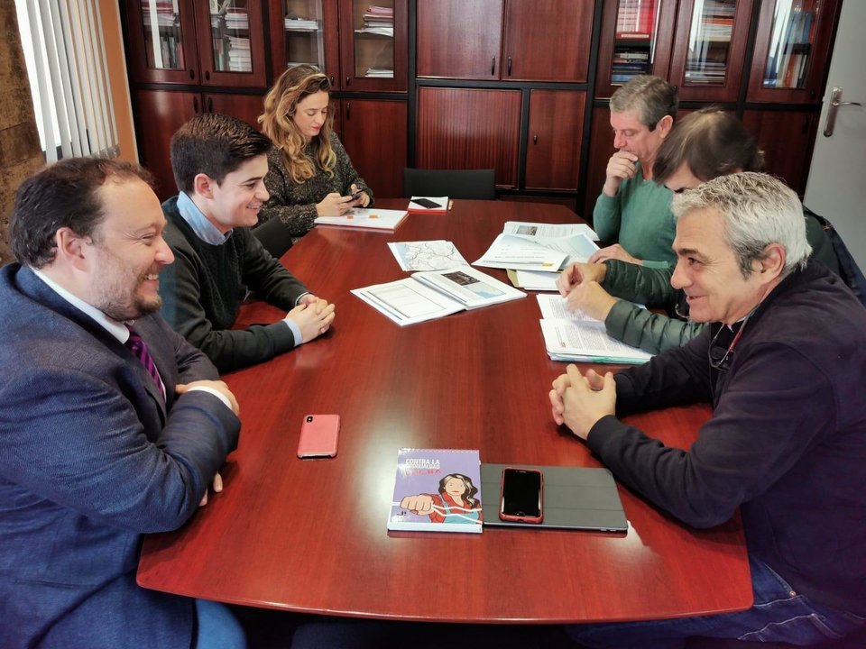 El candidato de Cs por Cantabria al Congreso, Rubén Gómez, se reúne con el secretario general de CCOO, Carlos Sánchez, y miembros del sindicato en el comité de empresa de Adif y Renfe Operadora en Cantabria