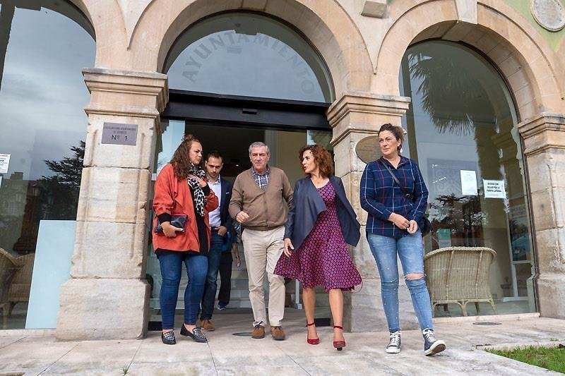 Consejera de Vivienda se reúne con alcalde de Suances