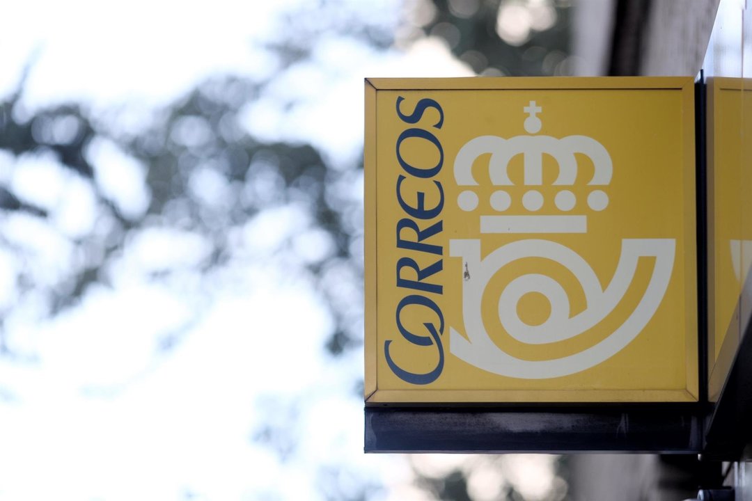 Cartel de Correos en lo alto de una oficina de Madrid