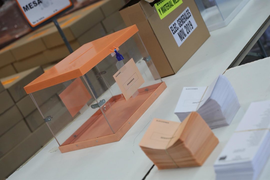 Urnas, cajas y papeletas en el centro logístico de las póximas elecciones generales del 10N en Alcalá de Henares (Madrid), a 31 de octubre de 2019.
