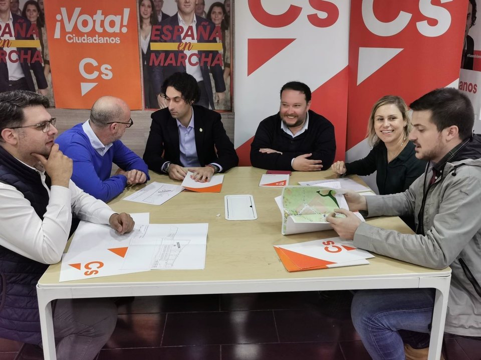 El candidato de Cs Cantabria al Congreso Rubén Gómez con el equipo de Gobierno de Astillero, con el alcalde, Javier Fernández Soberón, a la cabeza