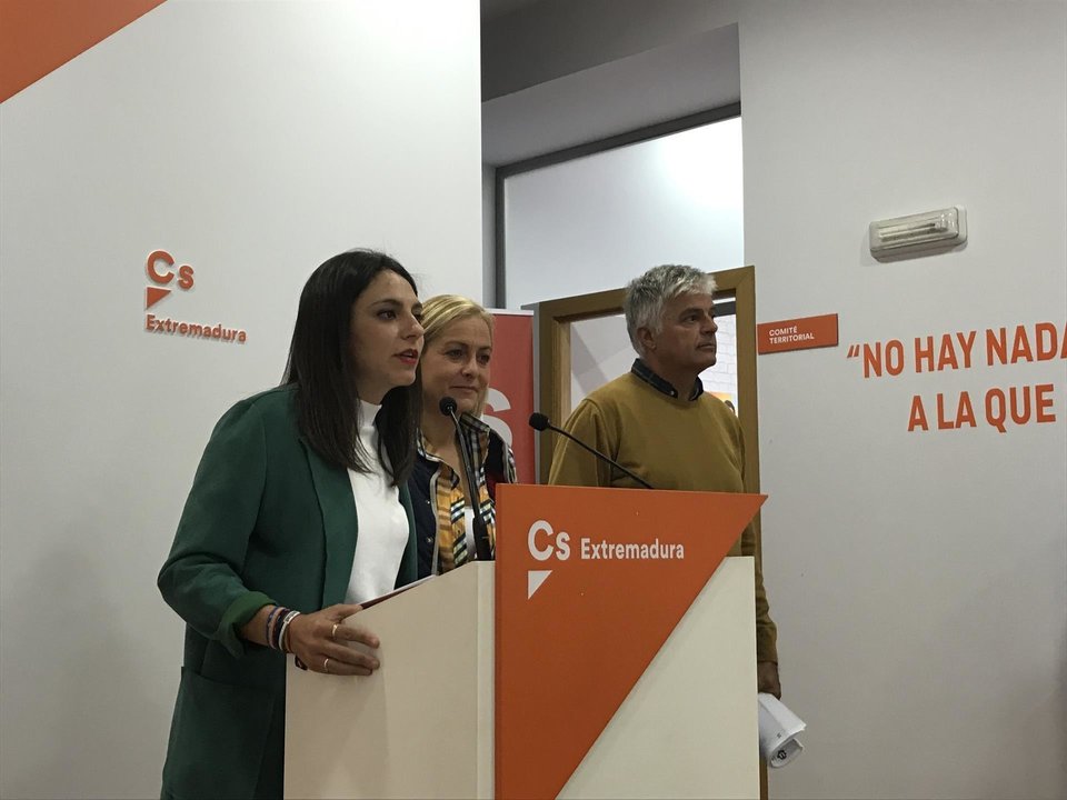 María José Calderón, Marta García y Luis Cortés en rueda de prensa.