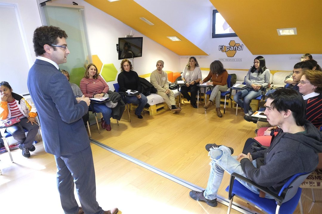 El concejal de Empleo y Desarrollo Empresarial, Daniel Portilla, visita a los participantes en el taller