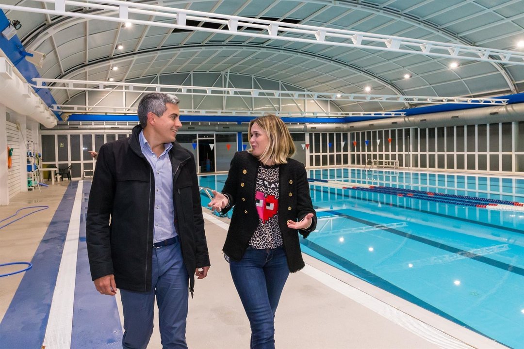 El vicepresidente de Cantabria, Pablo Zuloaga, y la alcaldesa de Piélagos, Verónica Samperio, en la piscina cubierta de Renedo de Piélagos