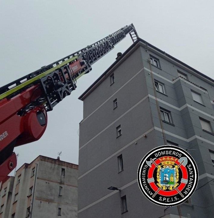Los Bomberos de Santander retiran una antena de un edificio derribada por el viento y con riesgo de caer en la calle
